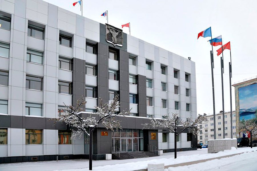 Мэрию Норильска заподозрили в нецелевых тратах почти двух миллиардов рублей выделенных на экологию Уголовное дело о нецелевом расходовании бюджетных средств возбуждено в Норильске рассказали в Генпрокуратуре России Установлено что в 2023 2024 годах городская администрация тратила деньги на цели не связанные с реализацией природоохранных мероприятий Несмотря на большое количество несанкционированных свалок и объектов накопленного вреда природе муниципалитет не использовал экологические платежи по назначению рассказали в ведомстве Размер израсходованных бюджетных средств 1 8 миллиарда рублей UPD в СК добавили что в бюджет поступило около 2 2 миллиардов рублей от организаций за негативное воздействие на окружающую среду На эти деньги планировалось убрать 18 свалок и 11 объектов накопленного вреда Однако сотрудники потратили часть средств на социальные выплаты и заработную плату Это Борус Люди