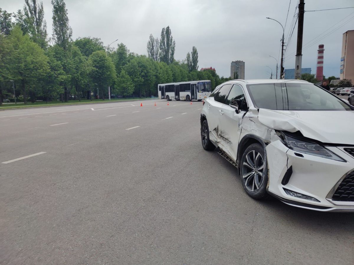 Водитель автобуса врезался в "Лексус" у железнодорожного вокзала в Липецке В Липецке очередное дорожно-транспортное происшествие. Участниками аварии стал дачный автобус и иномарка. ↗ Прислать новость Подписаться