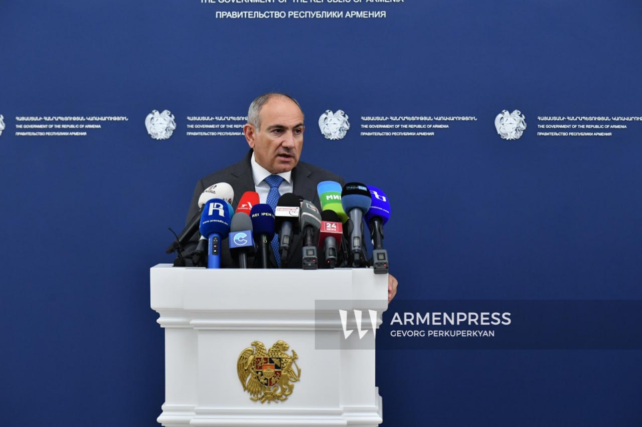Премьер министр Армении Никол Пашинян не исключает вероятности выхода Армении из Евразийского экономического союза На брифинге для журналистов он напомнил что после принятия закона о начале процесса вступления в ЕС Армения заявила о невозможности одновременного членства в Европейском союзе и Евразийском экономическом союзе Когда наступит этот момент и выбор будет окончательным и неизбежным тогда будет принято решение заявил премьер министр Он также отметил что это зависит от воли народа текущей ситуации переговорных процессов а также анализа ситуации возможностей и альтернатив
