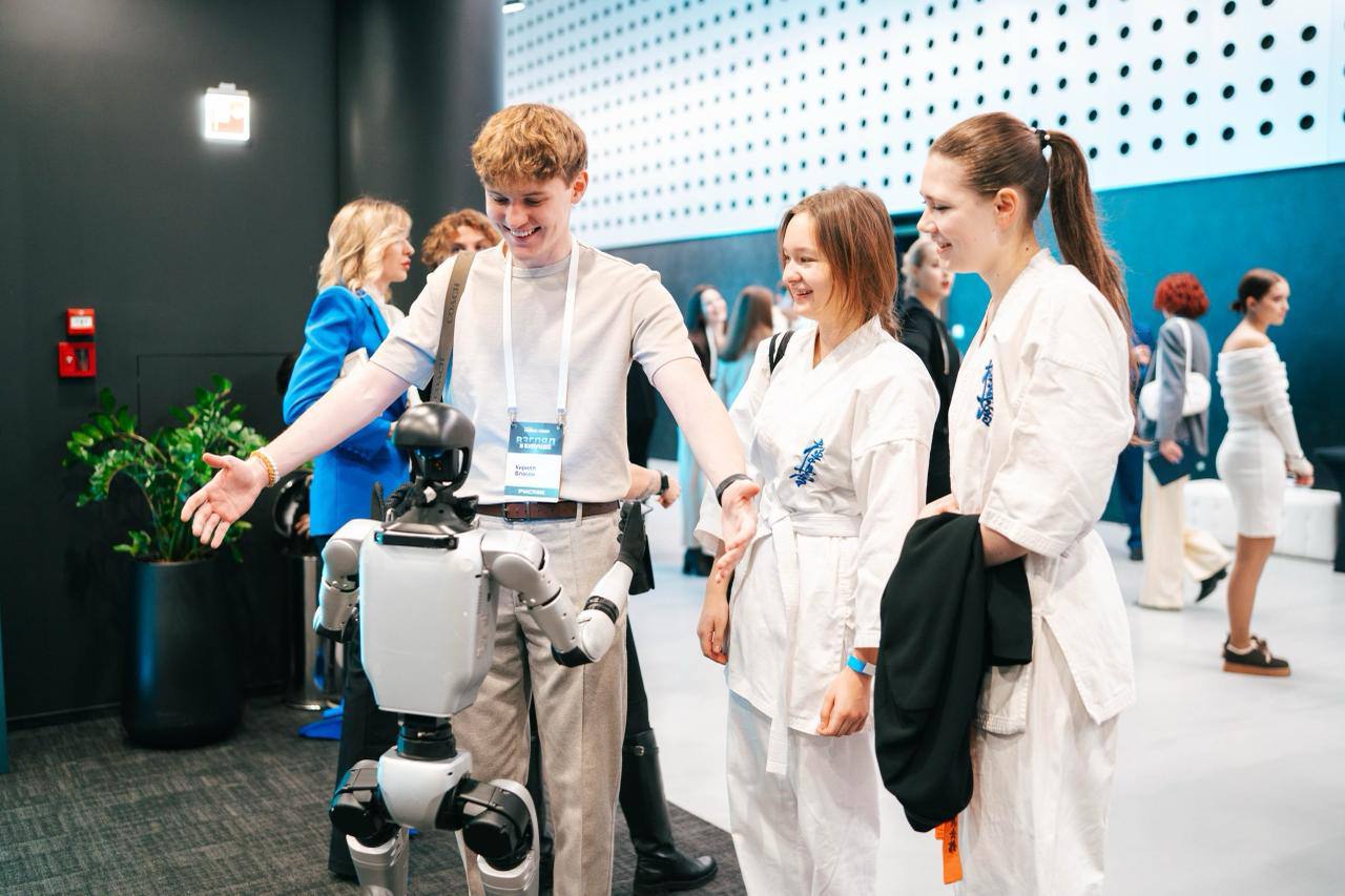 Дают шанс раскрыться мурманской молодежи и внедряют современные технологии Новые люди подвели итоги работы в 2025 году На форуме в столице представители партии Новые люди и ее сторонники среди которых жители Мурманска подвели итоги работы Лидер партии Алексей Нечаев делает ставку на образование и программы подготовки одна из которых учит работать с искусственным интеллектом А в проекте Я в деле успешно поучаствовал и мурманский студент который развивает идею ресурса по поиску и аренде мест хранения багажа Право на пересдачу ЕГЭ также инициатива движения Только в этом году им воспользовались 135 тысяч детей Есть в портфолио Новых людей и программа для досуга пенсионеров и специальные уроки для школьников которые знакомят ребят с современными технологиями А еще по инициативе партии с 2026 года в России заработает программа Мигрант ID это цифровая карточка призванная сократить число нелегально трудящихся иностранцев в нашей стране