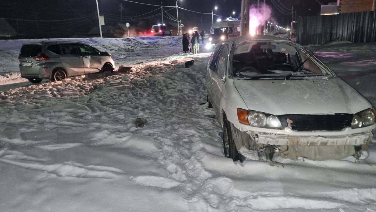 В результате аварии в Намском районе один человек погиб, четверо получили различные травмы  11 января 2025 года в Намском районе Республики Саха  Якутия  произошло ДТП с участием автомобилей «Тойота Ипсум» и «Хонда Фреед» на 75 км РАД «НАМ» около 20:40. Водитель «Тойоты Ипсум», находясь в состоянии алкогольного опьянения  0,643 мг/л , не справился с управлением, выехал на встречную полосу и опрокинулся, столкнувшись с «Хондой Фреед».  В результате аварии один пассажир «Тойоты Ипсум»  1978 г.р.  скончался на месте происшествия в карете скорой, трое пассажиров получили травмы различной степени тяжести.  Пассажир «Хонды Фреед»  1992 г.р.  и водитель «Тойоты Ипсум» также получили травмы. Следствие устанавливает все обстоятельства и причины произошедшего. Госавтоинспекция призывает водителей не садиться за руль в состоянии алкогольного опьянения.          Новости   Yakutsk News