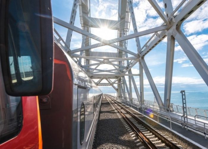 Два театральных поезда в 2026 году отправятся из Владивостока и Севастополя в Москву с остановками в разных городах где артисты будут давать спектакли Это проект к юбилею Союза театральных деятелей