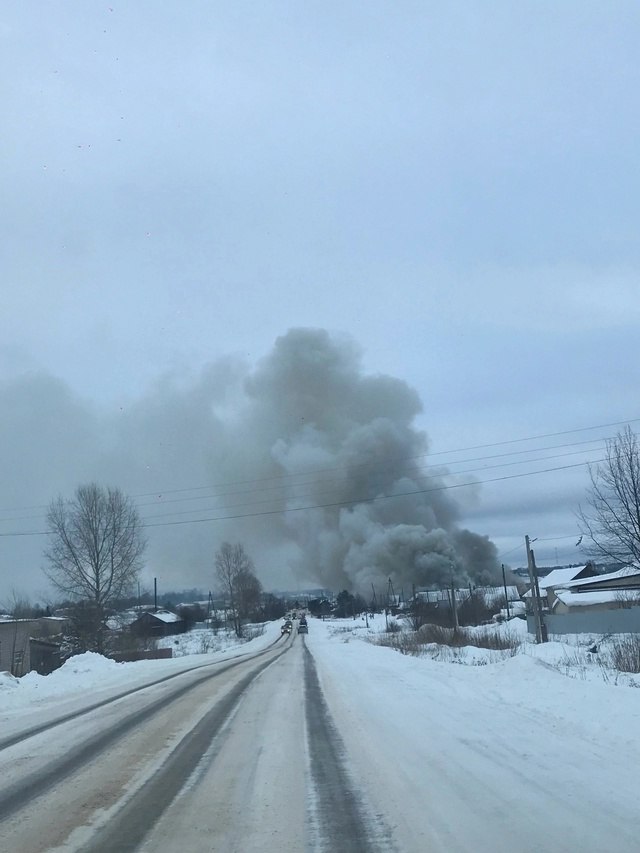 ‼  ‼  В Кильмези сегодня произошел пожар в многоквартирном одноэтажном деревянном доме. Возгорание было локализовано на площади 480 кв. метров. По информации МЧС Кировской области, в ходе тушения эвакуированы 4 человека. Известно, что в доме проживали 11 человек, большинство пенсионеры. Местонахождение нескольких жильцов выясняется.  Александр Соколов, губернатор Кировской области:  - Для организации помощи жителям по моему поручению на место выехали первый зампред Дмитрий Курдюмов, представители Администрации губернатора и министерства социальной защиты населения. На месте работает руководство ГУ МЧС России по Кировской области.  Причины пожара выясняют. По предварительной информации, возможно, есть погибшие.  видео и фото паблик vk.com/ozk_kilmez