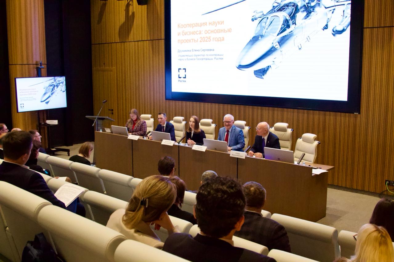 Замглавы Минобрнауки России Андрей Омельчук представил концепцию экспериментальной модели создания научно производственных объединений Концепция экспериментальной модели НПО и пилотного проекта была представлена в рамках заседания секции НТС Научно техническое взаимодействие с академиями и вузами Мероприятие прошло на площадке Ростеха Внедрение новой модели создаваемой Минобрнауки России совместно с Минпромторгом России при активном участии ведущих университетов и бизнеса позволит значительно повысить эффективность бесшовного трансфера технологий в реальный сектор экономики и обеспечить их быструю коммерциализацию Реализация пилотного проекта научно производственных объединений стратегический шаг к обеспечению технологического суверенитета страны благодаря комплексному использованию интеллектуального потенциала университетов и производственных мощностей бизнеса Суть этой модели будет заключаться в преодолении традиционного разрыва между наукой и производством создании между ними синергетического моста обеспечивающего полный бесшовный цикл работ от создания образца в реальном масштабе и выпуска малых серий готовой продукции до дальнейшего коммерческого производства с последующим масштабированием отметил Андрей Омельчук Сегодня в России функционируют механизмы имеющие схожие задачи например ИНТЦ НОЦ НЦМУ инжиниринговые центры и другие Уникальность НПО будет заключаться в объединении усилий науки и реального сектора экономики с целью вывода на рынок востребованных технологических продуктов Предполагается что деятельность объединений будет сконцентрирована на 12 приоритетных направлениях обеспечения технологической независимости и формировании новых рынков Планируется что модель будет предусматривать равные права акционеров при принятии решений независимо от доли в уставном капитале По итогам конкурсного отбора участникам пилотного проекта будет предоставлена государственная поддержка в объеме до 500 млн рублей в год от Минобрнауки России также на этапе субсидирования производства будет доступно получение финансирования от Минпромторга России Государственная поддержка будет также предполагать софинансирование со стороны индустриальных партнеров Подробнее на сайте МАХ ВК ДЗЕН