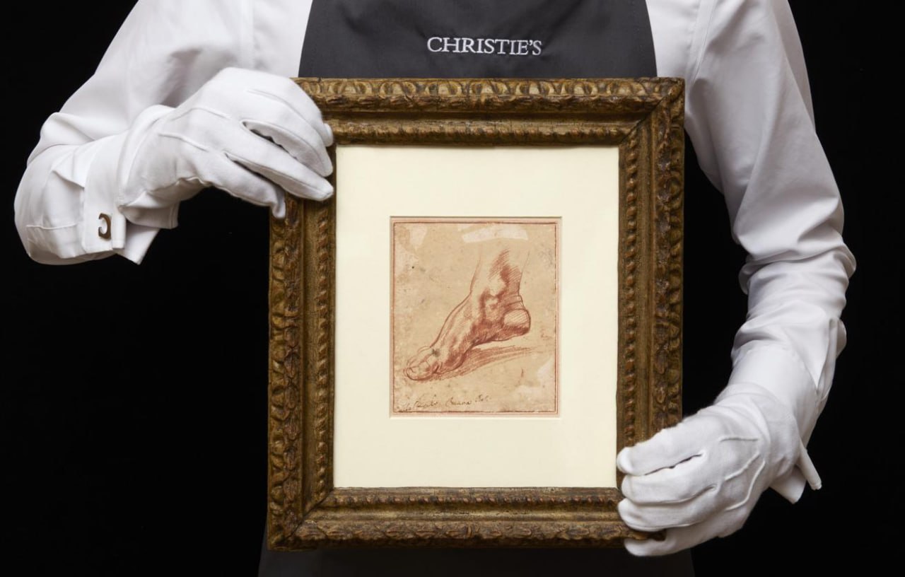 Эскиз Микеланджело продали на аукционе за 27 2 млн долларов На нём изображена правая ступня Ливийской сивиллы фигуру которой можно увидеть на фреске в Сикстинской капелле Торги в Нью Йорке провёл аукционный дом Christie s Его эксперты сообщили что рисунок красным мелом ранее был неизвестен Начальная цена лота составляла 1 5 2 млн долларов Торги продолжались более 45 минут и завершились приобретением наброска анонимным покупателем Подписаться на Говорит Москва Telegram VK MAX