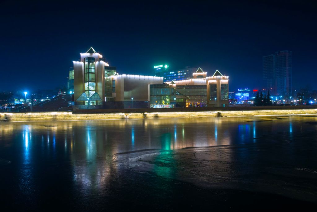 В здании Исторического музея Южного Урала пройдет капитальный ремонт Об этом на пресс конференции в медиахолдинге Гранада Пресс рассказала директор Государственного Исторического музея Южного Урала Полина Глинских В текущем году мы завершаем подготовку проекта капитального ремонта нашего здания В рамках второго блока работы который также активно ведется мы создаем обновленную концепцию сценографии для постоянной экспозиции детского музея и музея на крыше Эта работа уже находится на стадии завершения пояснила Полина Глинских В январе руководство музея согласует планы с губернатором Алексеем Текслером до конца весны полностью завершится подготовка необходимых документов Ремонт займет несколько лет и будет осуществляться поэтапно Предстоит большой объем работы но музей не планируют закрывать на длительный срок поскольку он очень важен для южноуральцев Капитальный ремонт затронет все здание полностью Несмотря на то что в следующем году здание музея отмечает только 20 летие имеются конструктивные нюансы связанные с расположением в прибрежной зоне Это накладывает определенные ограничения и риски которые необходимо устранить Ремонтные работы будут охватывать различные аспекты включая кровлю и остекление eugenejut