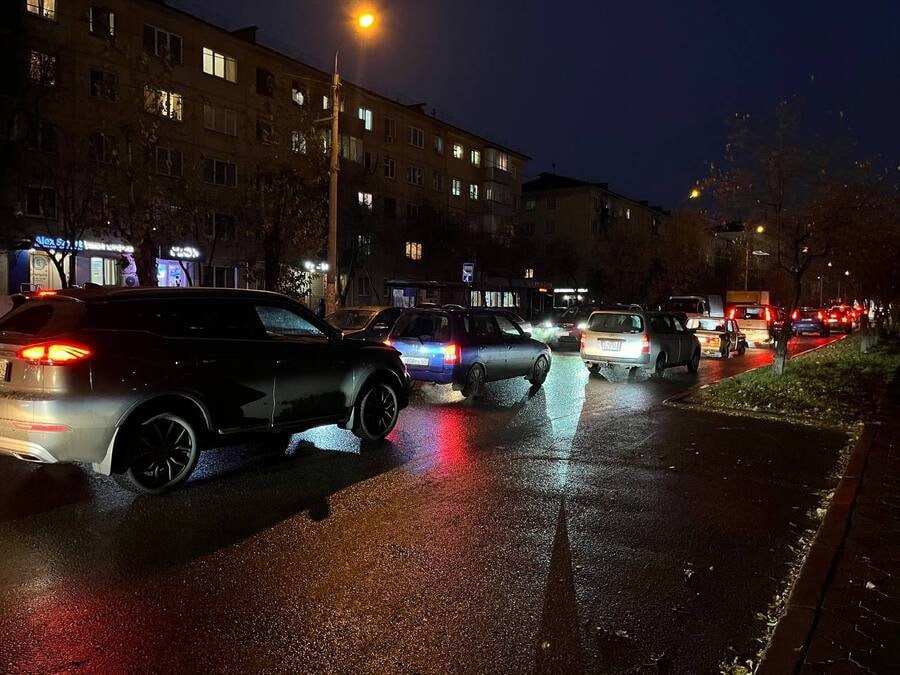 Полсотни пьяных водителей поймали дорожные полицейские в Красноярске  Сотрудники Госавтоинспекции провели рейд «Нетрезвый водитель» и выявили 50 пьяных за рулем, восемь из которых попались повторно. Теперь любителям водить автомобиль будучи подшофе грозит штраф 30 тысяч рублей, а также лишение права управления на срок от 1,5 до 2 лет.  За повторное управление в состоянии опьянения, водителям грозит уголовная ответственность в виде лишения свободы сроком до двух лет.