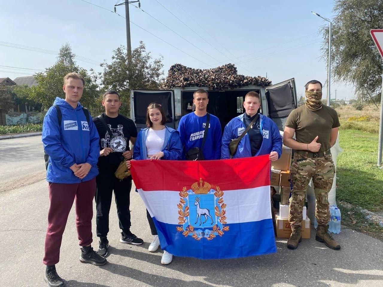 Самарцы привезли гуманитарку в Скадовск Херсонской области   Специалист по работе с молодёжью Дома молодежных организаций "Альянс молодых" Павел Качимов из города Кинель в Самарской области вернулся из города Скадовск Херсонской области, куда направлялся с гуманитарной миссией.   Павел вместе с другими волонтерами оказывали различную помощь нуждающимся, разгружали гуманитарную помощь для жителей города, принимали участие в организации спортивно-досуговых мероприятий для молодёжи г. Скадовск. Также активисты передали гуманитарный груз для военных, которые выполняют боевые задачи на Херсонском направлении.  «Очень рад, что смог съездить с гуманитарной миссией в новые регионы. Я понял, насколько жителям территорий, где идут боевые действия, важна наша помощь, насколько важно то, что делают сейчас наши сограждане, собирая гуманитарные грузы, плетя маскировочные сети, делая сухие души и заливая окопные свечи. Таким образом, вместе мы приближаем нашу общую Победу», - поделился Павел, вернувшись домой.