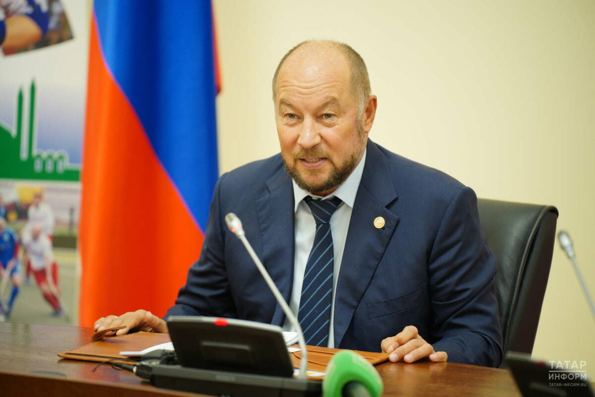 Асгат Сафаров поздравил журналистов с Днем печати РТ Руководитель Администрации Раиса РТ Асгат Сафаров поздравил журналистов с Днем печати Республики Татарстан. «В этом году мы празднуем 120-летие со дня выхода в свет первого номера татарской газеты «Нур», которая в буквальном смысле стала лучом света в истории становления национальной печати в стране. За эти десятилетия появилось огромное число новых медиа, особую роль которых в повседневной жизни нашей республики и каждого ее жителя уже трудно переоценить», - отметил Сафаров. -24 Отправить новость