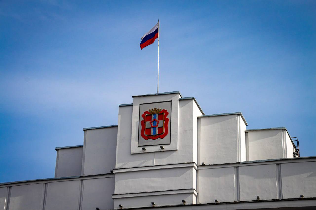 По поручению Виталия Хоценко в Омской области продлена мера поддержки обманутых дольщиков Заявление на единовременную выплату из областного бюджета можно подать до 31 декабря 2025 года. Право на компенсацию в размере суммы по договору долевого участия имеют дольщики проблемных домов, включенные в реестр Госстройнадзора. На сегодняшний день в регионе действуют пять различных программ помощи дольщикам: достройка объектов, компенсации из федерального фонда, предоставление квартир в новых комплексах, выплаты от инвесторов и единовременные компенсации из областного бюджета. В 2024 году права восстановили 506 граждан, а новой формой поддержки воспользовались 151 дольщик.