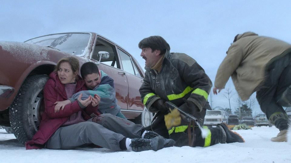 Netflix рассказал о первом случае использования кадров, сгенерированных ИИ, в финальном монтаже своего проекта  Речь идет о сцене разрушения здания в Буэнос-Айресе в сериале «Этернавт».   В квартальном отчете для инвесторов один из глав Netflix Тед Сарандос назвал ИИ «невероятной возможностью» для улучшения качества фильмов и сериалов.  Реализация этой сцены традиционными методами была бы слишком дорогой для бюджета проекта. Сотрудничество с внутренней студией Eyeline Studios и использование ИИ позволили завершить работу над сценой в 10 раз быстрее, чем с использованием стандартных инструментов визуальных эффектов.  «Этернавт» – экранизация аргентинского комикса. Первый сезон вышел на экран в 2025 году и стал международным хитом Netflix.    Кинсайдер