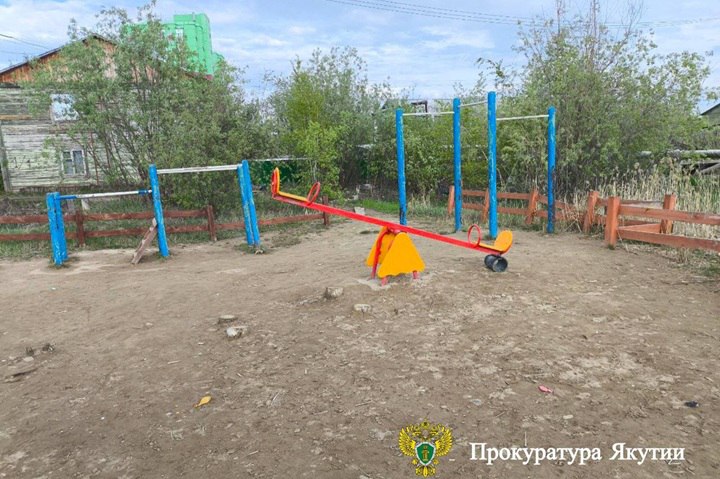 Ничейная проблема? Прокуратура Якутска провела проверку после публикации в соцсетях об аварийном состоянии детской площадки по улице Матросова, 1/1. Оказалось, что игровая зона не числится на балансе города, а значит, за ее ремонт и обслуживание никто не отвечает. Оказалось, что качели сломаны, горки покрыты ржавчиной, а металлические конструкции имеют острые края. Это все создает риск травматизма среди детей и нарушает требования безопасности. Окружная администрация не решила вопрос о принятии объекта в муниципальную собственность. Теперь прокуратура внесла представление главе города, а решение по нему находится на контроле. Фото: прокуратура Якутии