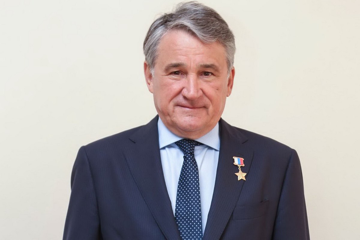 Юрий Воробьёв сенатор от Смоленской области Вице спикер Совета Федерации Юрий Воробьёв сменил регион представительства 17 декабря губернатор Смоленской области Василий Анохин подписал указ о его назначении сенатором от региона Ранее Юрий Воробьёв представлял в Совете Федерации законодательное собрание Вологодской области где активно участвовал в социально экономических инициативах Дорогие жители Вологодской области С огромной благодарностью пишу вам эти слова Моя работа сенатором от нашей замечательной области подошла к концу пишет Юрий Воробьев в своем телеграм канале Эти 19 лет стали для меня не просто службой а целой жизнью Вологодская область с ее уникальной природой и сильными искренними людьми стала для меня по настоящему родной Здесь остаются мои мысли и частичка моего сердца Всё что нам удалось совершить за эти годы наша общая заслуга Спасибо вам за каждое предложение за доверие за активную поддержку и за ту мудрость которой вы со мной щедро делились Я безмерно горжусь тем что мы прошли этот путь вместе