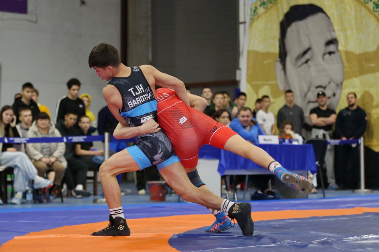 В Хакасии состоятся всероссийские соревнования по греко римской борьбе памяти Михаила Боргоякова 6 декабря в Абакане пройдут всероссийские соревнования по греко римской борьбе среди юношей до 18 лет посвященные памяти Заслуженного тренера РСФСР Заслуженного работника физической культуры и спорта Республики Хакасия М И Боргоякова Место проведения Абакан ул Советская 209Н спортивный зал ВСК Весовые категории 42 45 48 51 55 60 65 71 80 92 110 120 кг ПРОГРАММА 10 00 14 00 предварительные встречи во всех весовых категориях 14 00 14 30 торжественное открытие соревнований 14 30 18 00 продолжение соревнований Награждение победителей и призеров соревнований по окончании соревнований