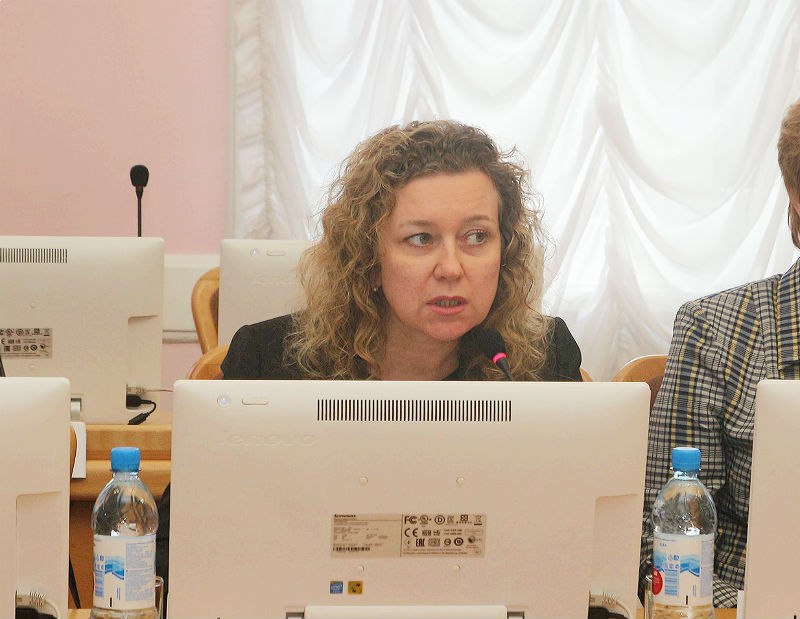 Названа причина отставки опытной омской чиновницы В истории с внезапным уходом директора департамента жилищной политики 52 летней Ольги Парфеновой появился такой же неожиданный поворот как и ее внезапное увольнение Ранее мэр Омска Сергей Шелест уточнял что это самостоятельное решение чиновницы Как утверждает инсайдер Омск информа директор департамента жилищной политики давно собиралась уйти Но дожидалась когда наступит срок выплаты пенсии за выслугу лет Другие подробности увольнения Ольги Парфеновой в нашем материале