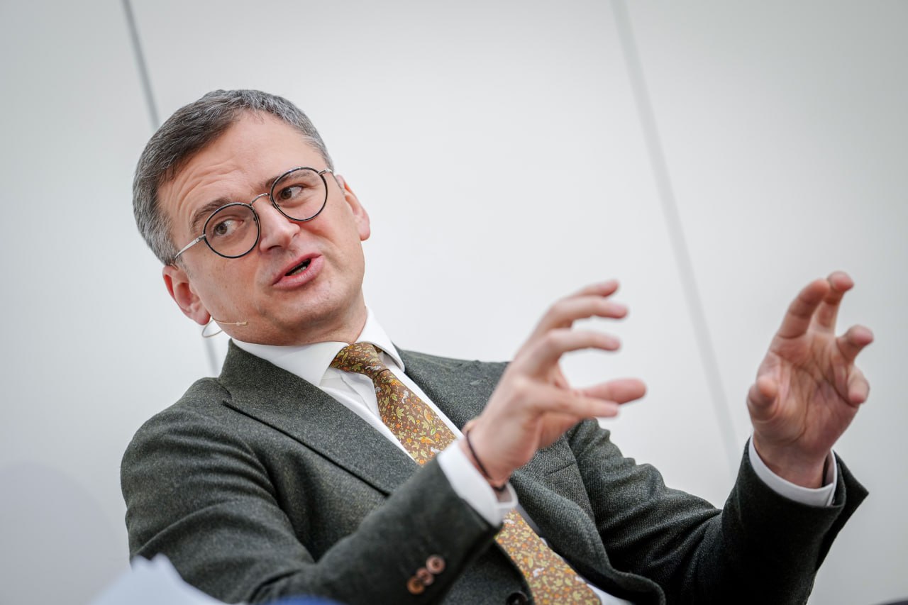 Экс министр иностранных дел Украины Дмитрий Кулеба заявил что уехал в Польшу на фоне решения украинских властей запретить выезд из страны бывшим дипломатам Об этом он сказал итальянской газете Corriere della Sera Я никогда не думал что мне придется бежать из своей страны как вор ночью Как заявил Кулеба указ президента Украины Владимира Зеленского не связан с запретом на выезд за границу для мужчин призывного возраста поскольку бывшие украинские дипломаты не обязаны служить Правда в том что Зеленский и его окружение не хотят чтобы мы выезжали за границу и говорили то что по их мнению может противоречить линии правительства В пресс службе Кулебы позже заявили изданию Hromadske что слова экс министра были поданы некорректно Тот выехал в Польшу чтобы отправиться на конференцию в Южную Корею поездка была запланирована и он вернется 20 сентября говорят его представители Фото Kay Nietfeld dpa Global Look Press Следить за новостями РБК в Telegram