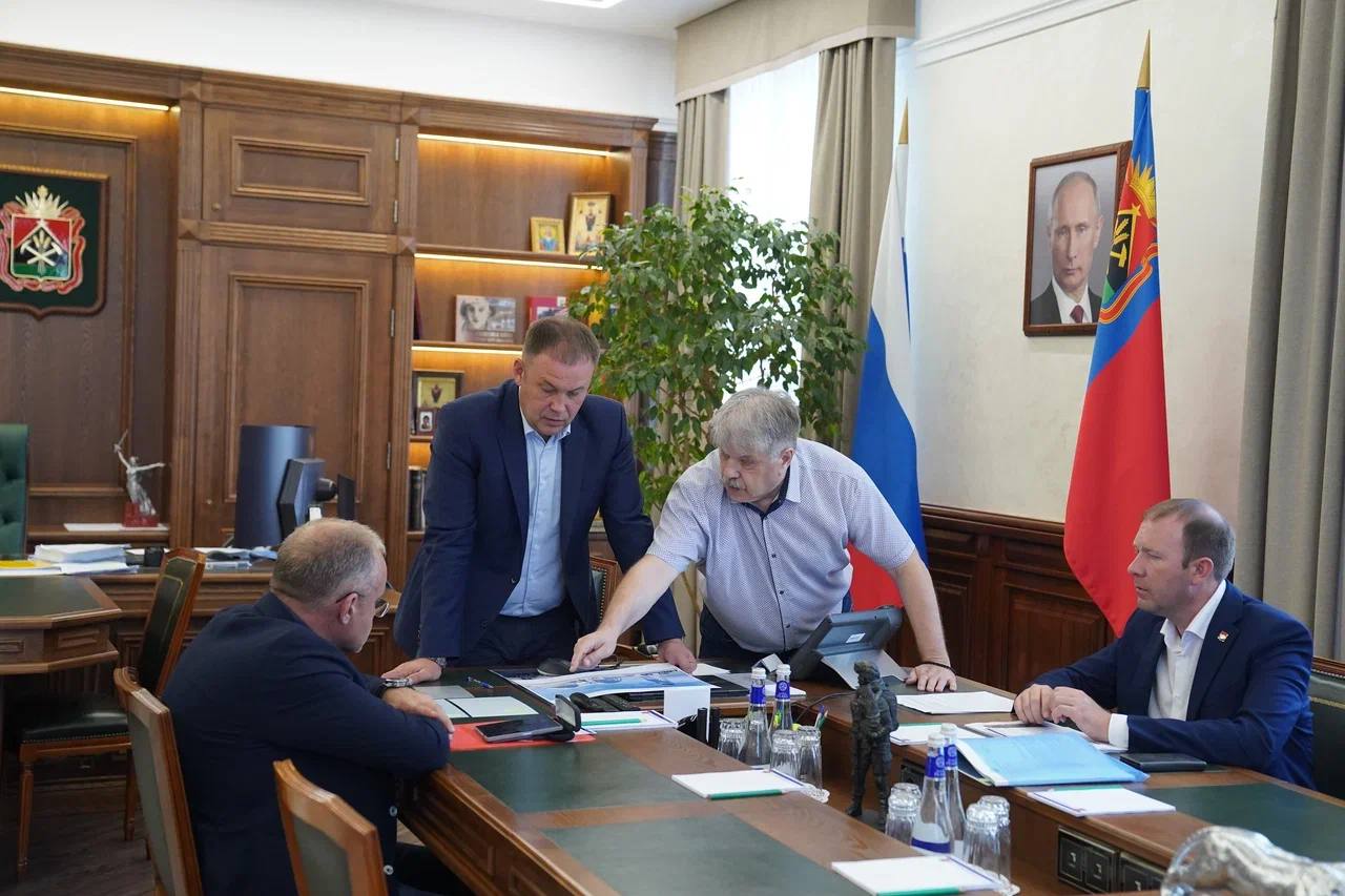 Губернатор Кузбасса Илья Середюк провёл совещание по градостроительным вопросам Кемерова Вместе с архитекторами и инвесторами обсудили размещение нового здания Арбитражного суда, застройку общегородского центра и возведение жилого дома напротив цирка. Уделили внимание облику проектов, наличию школ, детсадов, дорог и парковок поблизости. "Центробанк уже снизил ключевую ставку, до конца 2025 года и в 2026 прогнозируется продолжение снижения. Поэтому нужно уже сейчас прорабатывать новые проекты, чтобы застройщики были готовы начинать работы, когда вырастет спрос на жилье", - отметил глава региона. Вести-Кузбасс Новости