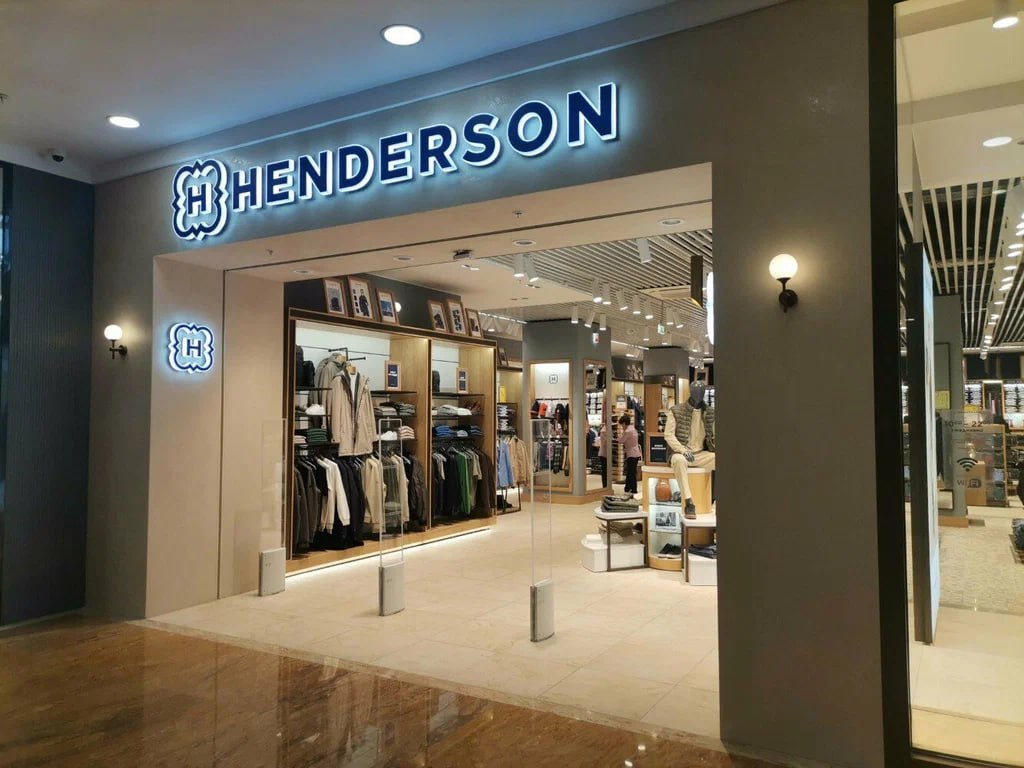 У Henderson продажи через маркетплейсы составляют 13 от всех продаж и 57 от онлайн продаж Даже если бренд покинет одну из онлайн платформ это существенно не скажется на его выручке компания HNFG jkinvest news jkinvest