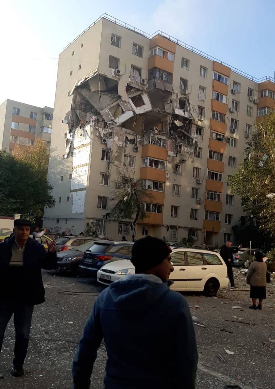 Взрывом повреждены два этажа в жилом доме в Бухаресте сообщается о двоих погибших и 11 пострадавших причины выясняются