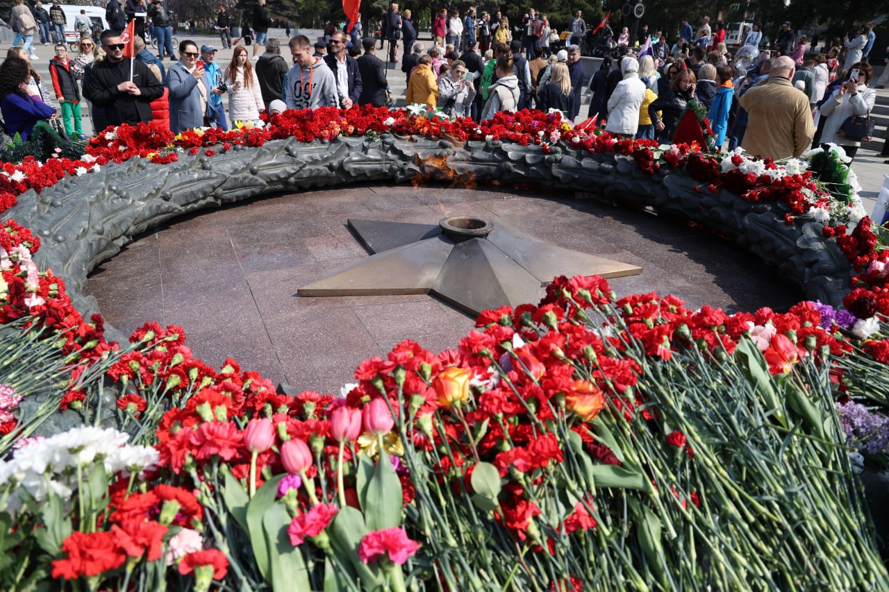 В Челябинске отработали эвакуацию людей с праздников к 80-летию Победы В обеспечении безопасности 9 Мая в Челябинской области задействуют почти полторы тысячи сотрудников МЧС и около 400 единиц спецтехники. Спасатели перешли на усиленный вариант несения службы. В Челябинске и области ко Дню Победы подготовили впечатляющую программу. В городах и районах пройдет множество мероприятий. На них будут дежурить и оберегать покой жителей специалисты ГУ МЧС России по региону. На всех площадках, где запланированы основные праздничные события, усилят меры безопасности. — С ответственными за организацию мероприятий проведены консультации и инструктажи, а на самих объектах прошли практические тренировки по эвакуации людей, — отметили в пресс-службе Главного управления МЧС по Челябинской области. На всех мероприятиях организуют дежурство инспекторского состава и пожарно-спасательных подразделений, уточнили в ведомстве. Голосовать за канал