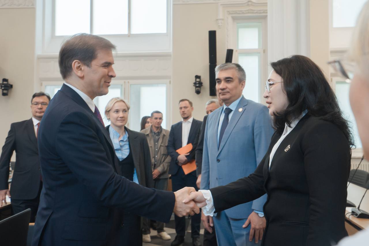 Россия и Узбекистан, похоже, выходят на новый уровень сотрудничества Сегодня в Москве прошел важный визит делегации из Узбекистана во главе с министром дошкольного и школьного образования Хилолой Умаровой. День получился весьма насыщенным и показал, как крепнут связи между двумя странами в сфере образования и молодежной политики. Первая встреча состоялась с начальником Управления Президента РФ по общественным проектам Сергеем Новиковым. В ходе переговоров обсуждались конкретные пути расширения сотрудничества в области воспитания молодежи. Стороны отметили, что доверительные отношения между лидерами России и Узбекистана создают прочную основу для всех совместных инициатив. Далее делегация встретилась с генеральным директором Института развития интернета Алексеем Гореславским, который представил направления работы по созданию качественного контента для детей и подростков. Участники договорились о дальнейшем сотрудничестве в этой важной сфере. Завершился день встречей в центральном офисе «Движения Первых», где делегацию встретил председатель правления, Герой России Артур Орлов. Он рассказал гостям о ключевых проектах организации и принципах работы с молодежью. Особый интерес гостей вызвал проект «Школьные клубы дипломатии», в котором уже участвуют пять школ из Узбекистана. Узбекская сторона высоко оценила опыт российских коллег и выразила готовность адаптировать успешные практики в своей стране.