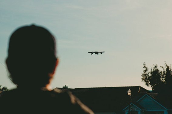 В России начинают производство первого отечественного двигателя для тяжелых БПЛА Серийное производство первого отечественного двигателя мощностью 45 кВт для тяжелых беспилотных летательных аппаратов стартует в России в феврале рассказал исполнительный директор конструкторского бюро Спектр Новосибирск Андрей Братеньков Об этом сообщает ТАСС КБ Спектр НПП Исток НПЦ БАС ТО и Горный ЦОТ готовятся к серийному выпуску в феврале самого большого на данный момент электрического авиационного двигателя ЭД 9060 на отечественных магнитах Sm Co Двигатель будет устанавливаться на серийный транспортный октокоптер Илья Муромец который способен нести полезную нагрузку 250 кг на дистанцию порядка 250 км сообщил Братеньков aviaru net n292158