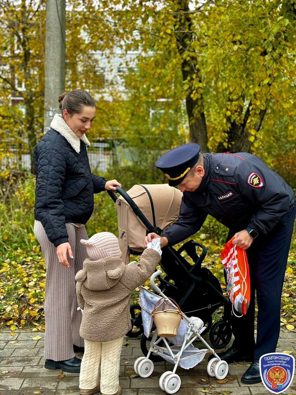 В Петербурге и Ленобласти стартуют акции «Пристегнись» и «Юный пешеход»  Профилактические мероприятия будут проводиться с 16 по 29 октября. Юным участникам дорожного движения разъяснят правила перехода проезжей части, управления велосипедом и средствами индивидуальной мобильности, а также необходимость использования световозвращающих элементов в темное время суток.  Фото: управление Госавтоинспекции ГУ МВД России по Санкт-Петербургу и Ленобласти Вечерний Санкт-Петербург