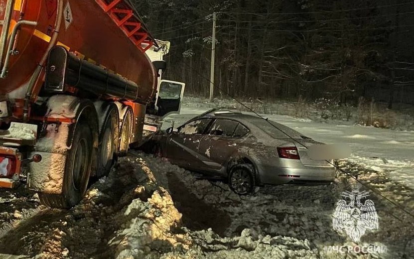 Авария с бензовозом  Мужчина получил травмы в ДТП под Ижевском. Его "Школа" столкнулась с грузовиком около деревни Старое Мартьяново  Фото: пресс-служба ГУ МЧС по Удмуртии    #Удмуртия #Ижевск