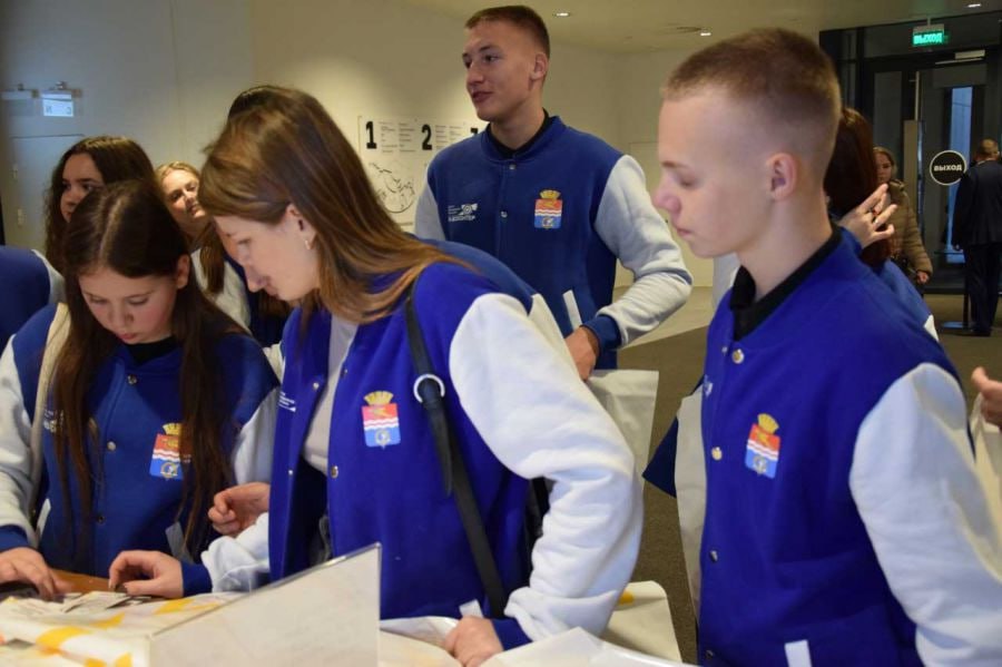 Свыше 150 свердловчан посетили региональный форум Урал национальная география Региональный молодежный форум Урал национальная география стартовал в Екатеринбурге Событие посвящено 80 летию Победы и нацелено на развитие межнациональных связей в регионе В форуме участвуют специалисты по работе с молодежью сотрудники образовательных организаций руководители органов студенческого самоуправления а также студенты ссузов и вузов Организатором выступил Департамент молодежной политики Свердловской области Подробнее читайте на сайте Областной газеты Департамент информационной политики Свердловской области Подписаться на ОГ Прислать новость Поддержать канал