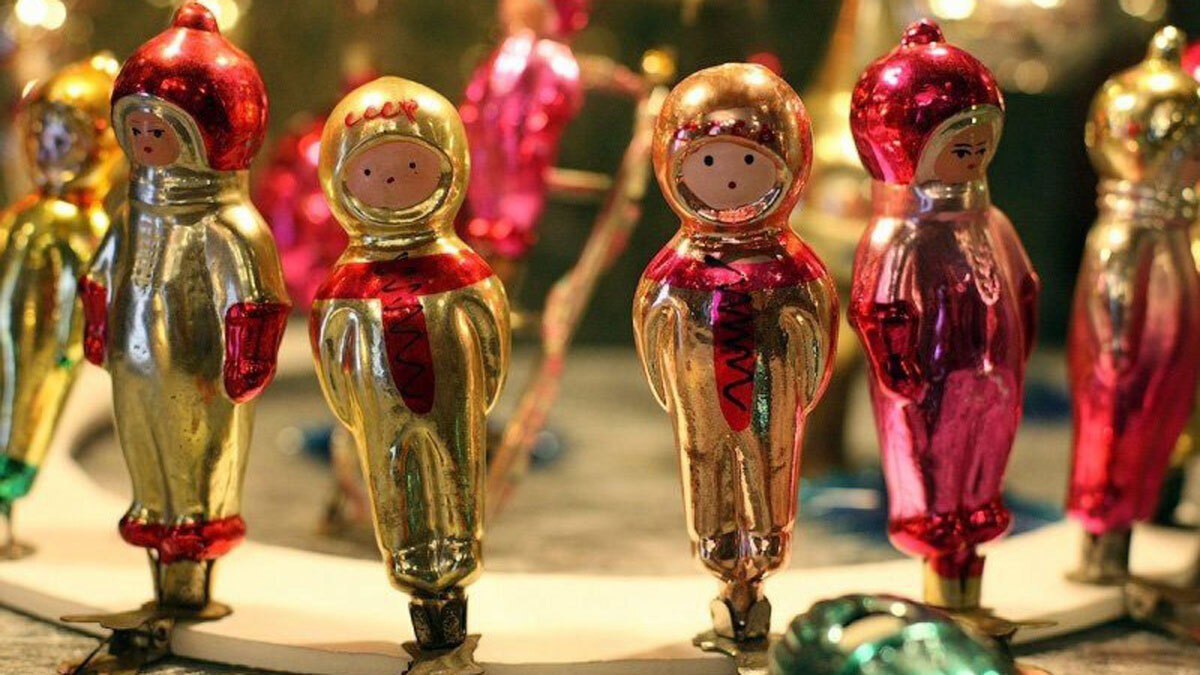 Куда пойти в выходные в Москве Старый Новый год 15 ноября в Дарвиновском музее открывается выставка Старый Новый год которая перенесет гостей в атмосферу праздника прошлых лет Экспозиция представит более 200 уникальных предметов из коллекции Ольги Рябцевой члена Союза частных музеев и коллекционеров отражающих историю страны с 1930 х по 1980 е гг Посетители увидят как менялись новогодние традиции в СССР от елочных игрушек и гирлянд до почтовых открыток и фарфоровых фигурок Каждый предмет не только символ праздника но и отражение эпохи от агитационных и военных игрушек из проволоки до первых покорителей космоса Две Анны 16 ноября на сцене Малого театра пройдет показ балетного спектакля Две Анны где собраны звезды Большого театра Элеонора Севенард Анастасия Сташкевич Елизавета Кокорева и другие Спектакль представляет собой два одноактных балета посвященных Анне Ахматовой и Анне Павловой В первом отделении зрители погружаются в мир поэтессы и ее страстные отношения с художником Амедео Модильяни хореограф Юрий Посохов Второе отделение рассказывает о жизни балерины Анны Павловой ее поисках любви и самовыражения хореограф Павел Глухов Все о выходных в столице в обзоре Ведомости Город Государственный Дарвиновский музей