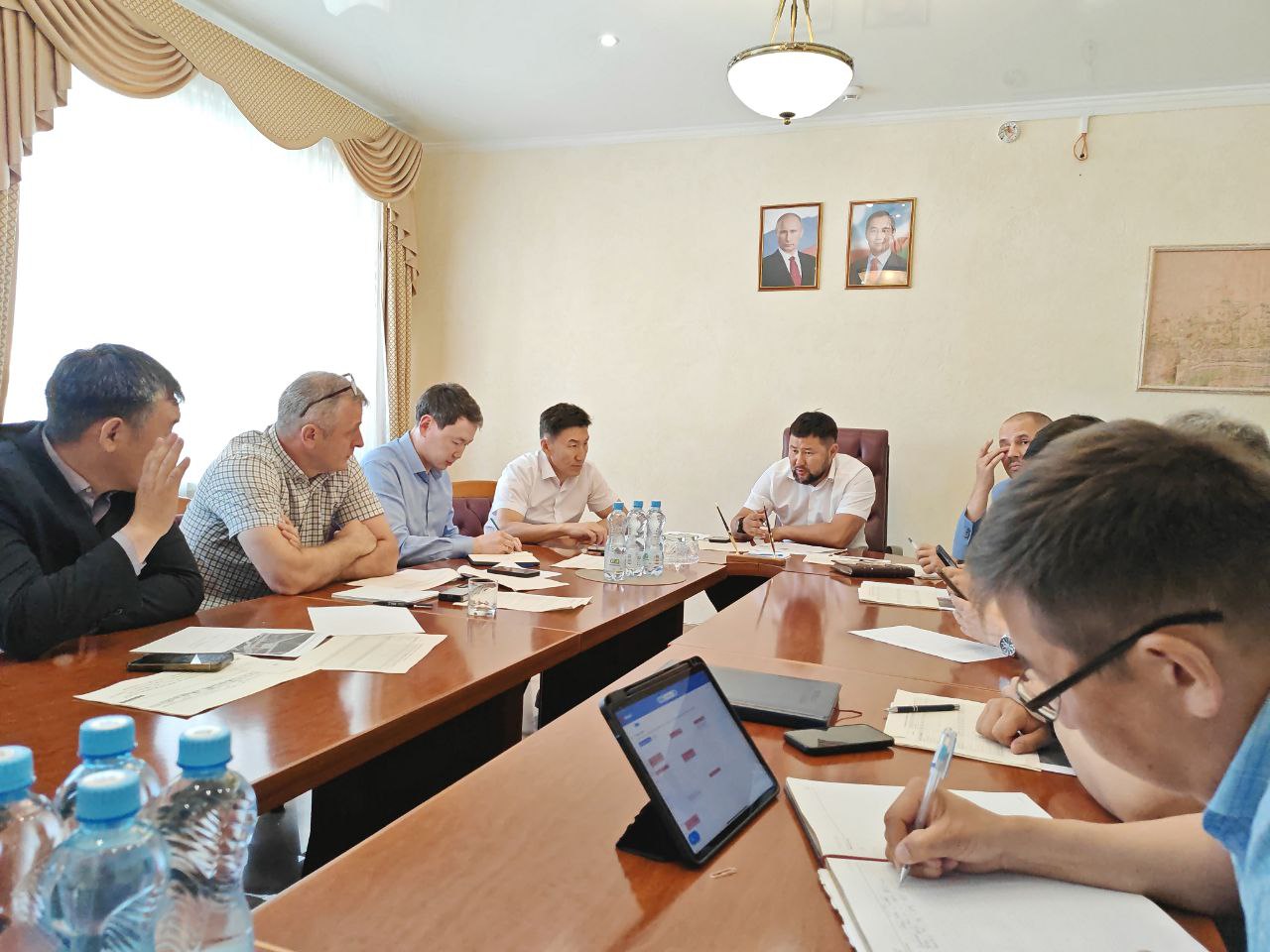 Провели тематическое совещание по вопросам развития МУП «ЯПАК». Обсудили состояние материально-технической базы и финансово-хозяйственное положение предприятия, тарифную политику и обеспечение лизинговых платежей за приобретенные ранее новые автобусы. Напомню, что с 2022 года мы полностью обновили автобусный парк муниципального перевозчика. Это, в частности, сделало возможным возвращение ЯПАК на некоторые городские маршруты №1, №11 и №100 . В числе приоритетных – также вопросы кадрового обеспечения и повышения престижа профессии водителя общественного транспорта. #ОбщественныйТранспорт #ЯПАК