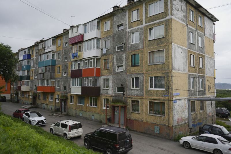 На Камчатке провели осмотр зданий и квартир после землетрясения 30 июля  Специалисты государственной жилищной инспекции Камчатского края по обращениям местных жителей осмотрели дома после землетрясения 30 июля, сообщили РАИ «КАМЧАТКА-ИНФОРМ» в краевом правительстве.  Инспекторы визуально осмотрели дом по ул. Рябиковская, 101 в Петропавловске-Камчатском и в микрорайоне Завойко по ул. Петра Ильичева, 30, 58 и 63. Также сотрудники инспекции в индивидуальном порядке осматривали квартиры жильцов.  В результате повреждений несущих конструкций или других элементов зданий не обнаружено. Особое внимание специалисты уделили фасадам, подъездам и лестничным клеткам. По результатам осмотра выявлены факты захламления личными вещами лестничных клеток, что является недопустимым после произошедшего землетрясения и является ...  Читать на сайте: