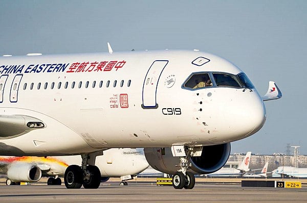 Китайские самолеты C919 перевезли миллион пассажиров  Китайские пассажирские самолеты C919 преодолели рубеж в один миллион перевезенных пассажиров. Об этом сообщает "Труд" со ссылкой на информационное агентство «Синьхуа».  Как рассказали в пресс-службе авиакомпании China Eastern Airlines, миллионный по счету пассажир авиалайнера этого типа 19 декабря летел рейсом MU 2158 из Шанхая на востоке Китая в город Сиань  провинция Шэньси на северо-западе страны .  «Это мой первый полет на крупногабаритном пассажирском самолете отечественной разработки. Я ощущаю огромную удачу и гордость. Я надеюсь, что смогу опробовать еще больше достижений «Сделано в Китае» во время своих путешествий, и желаю C919 самых успешных полетов», – сказала пассажирка по фамилии Линь.  aviaru.net/n278953