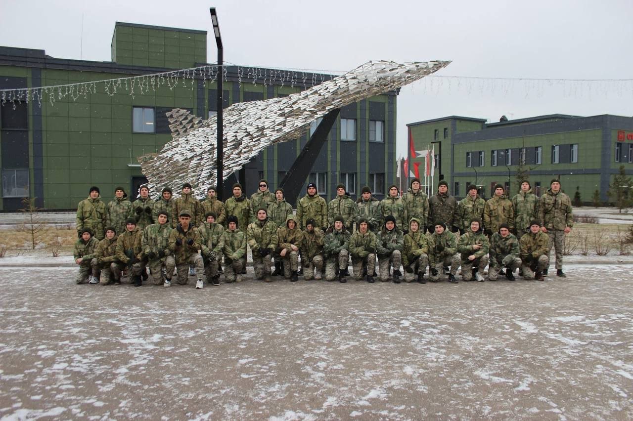 Центр военно-патриотического воспитания «Авангард» провел сборы для студентов Губернского колледжа  В рамках программы студенты изучили вооружение, тактику, медицину, топографию, РХБЗ и прошли физическую подготовку.  Особое внимание уделили работе в команде, дисциплине и ответственности.  Ключевым моментом стали встречи с ветеранами ВС и участниками СВО, которые поделились опытом службы.