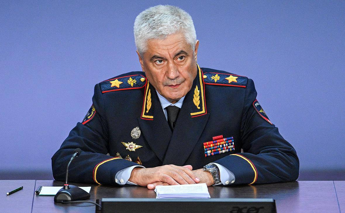 Безработные, отчисленные из вуза и непрошедшие дактилоскопию мигранты должны покинуть Россию, заявил глава МВД Колокольцев.