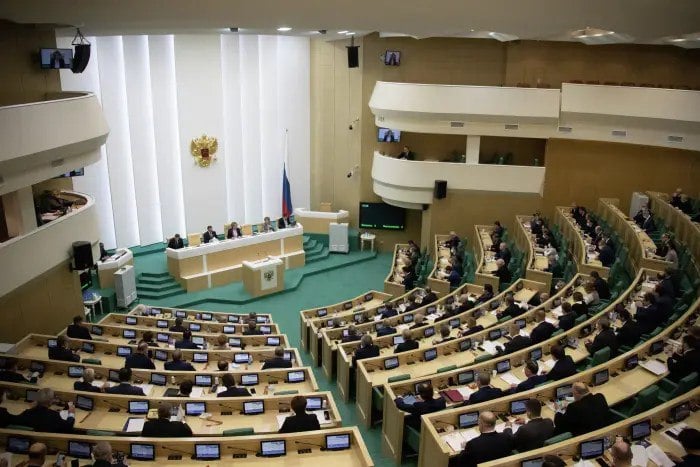 20 ноября. - Совет Федерации на заседании в среду одобрил два закона о запрете идеологии "чайлдфри" - пропаганды отказа от деторождения.