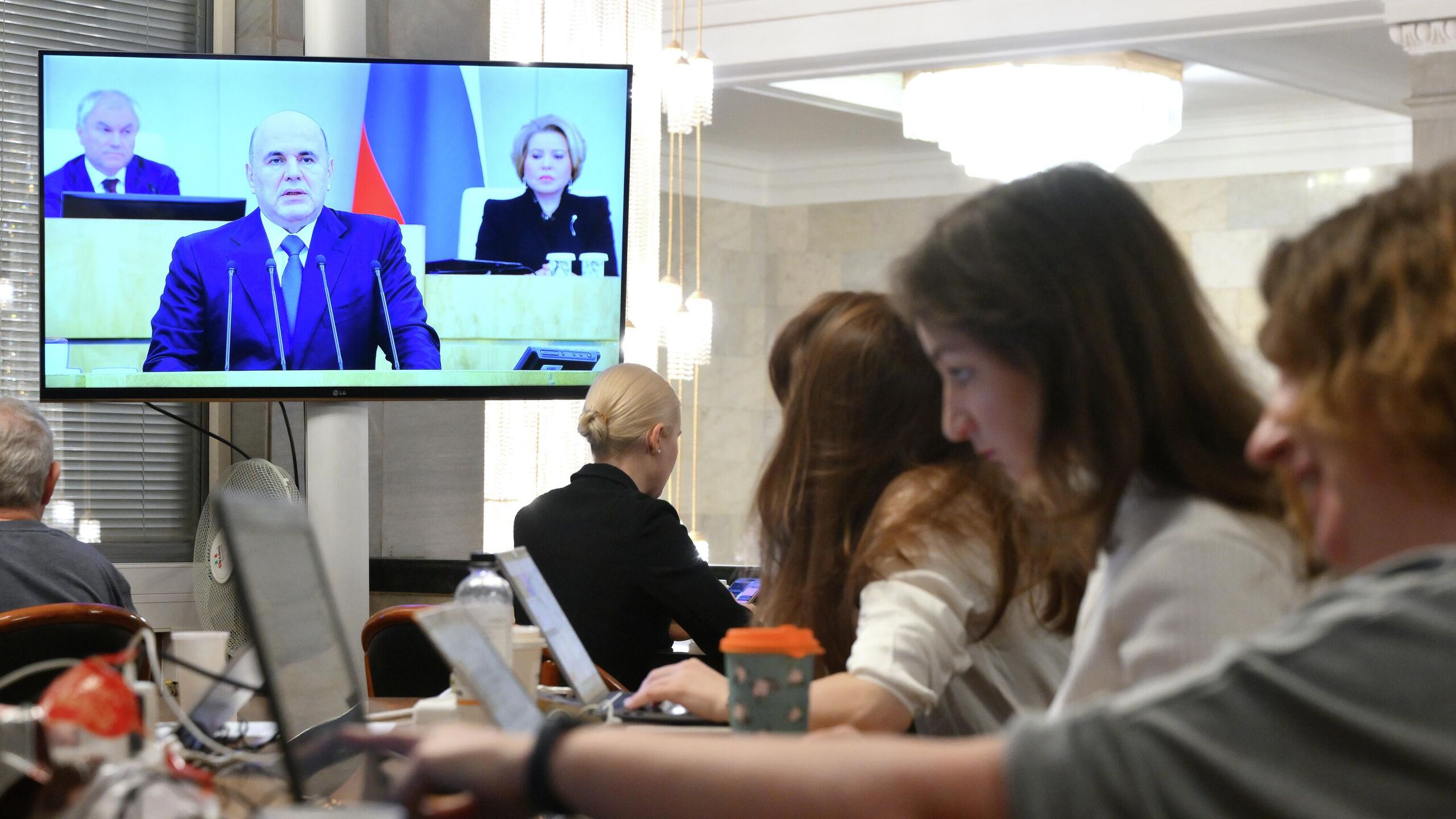 Замедление инфляции позволит обеспечить российскую промышленность более доступными кредитными ресурсами заявил премьер министр РФ Михаил Мишустин выступая в Госдуме с отчетом о работе правительства РФ в 2025 году Нужно продолжать думать о том каким образом обеспечить экономику ресурсами финансовыми сказал Мишустин отвечая на вопросы депутатов Остановив проинфляционные ожидания мы получим необходимые ресурсы для того чтобы обеспечить промышленность соответствующими в том числе программными кредитами заявил премьер Инфляция в России в 2025 году замедлилась до 5 6 с 9 5 в 2024 году говорил в начале февраля президент РФ Владимир Путин А зампред ЦБ Алексей Заботкин подчеркивал что снижение ключевой ставки в РФ будет строго соразмерно замедлению инфляции ЦБ 13 февраля ожидаемо шестой раз подряд снизил ключевую ставку до 15 5 годовых с 16