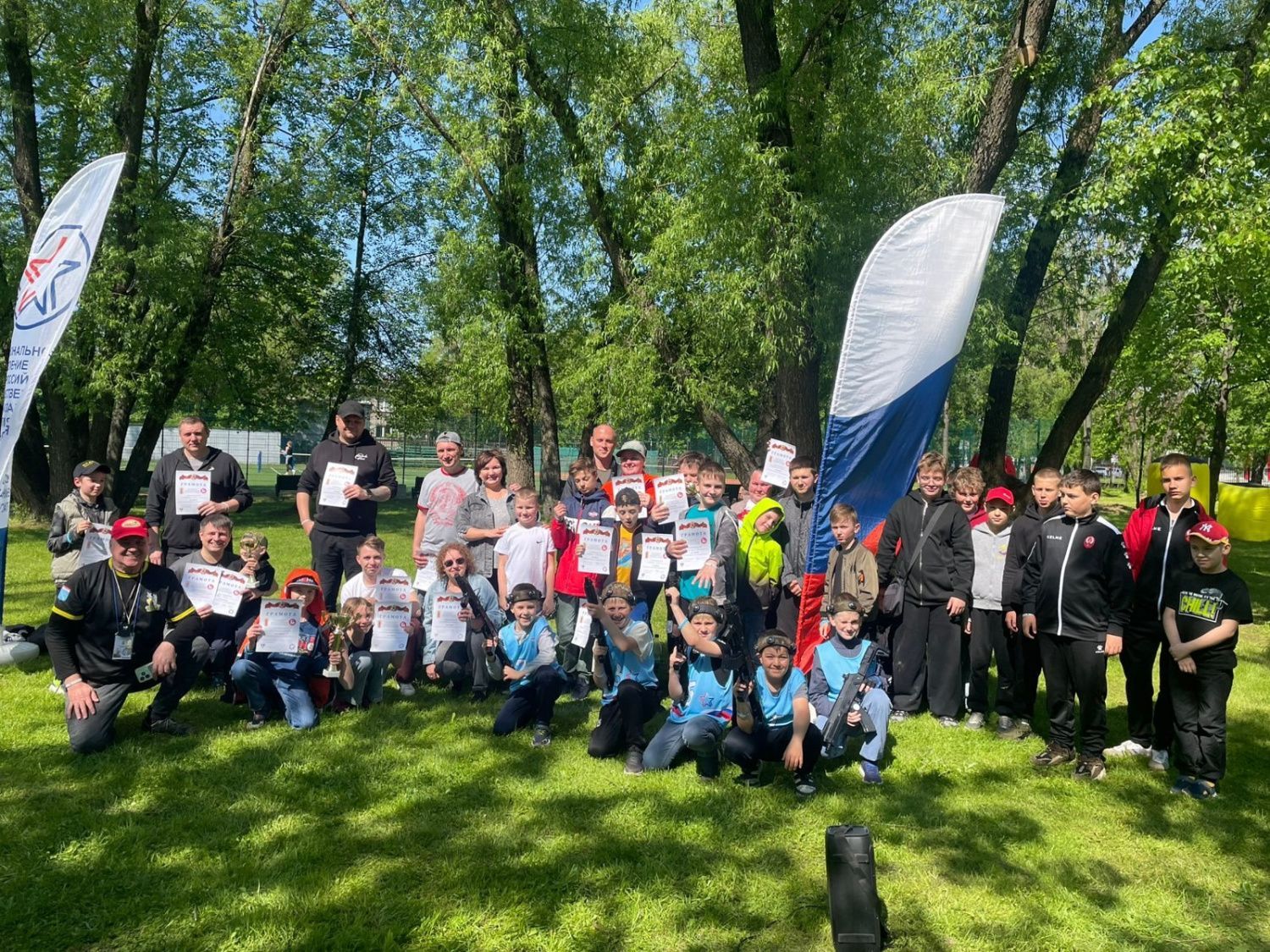 Муниципалитет поздравил юных колпинцев с Днём защиты детей Муниципалитет поздравил юных колпинцев с Днём защиты детей и 31 мая организовал в парке на Чухонке бесплатное катание на аттракционах, конкурсы, игры, батуты, концерт. Больше интересного в приложении "Колпино Сити" AppStore: GooglePlay: