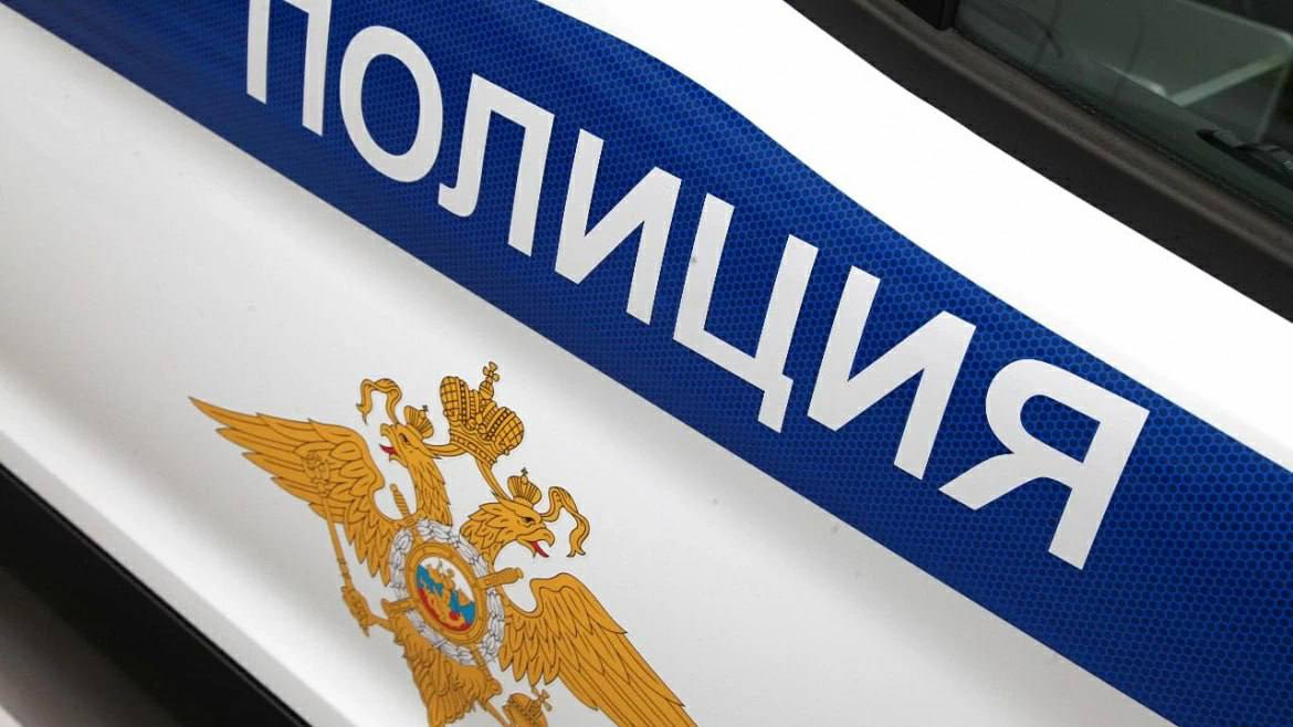 Полиция проводит проверку по факту инцидента в Дальнереченске Как сообщили в пресс-службе МО МВД России «Дальнереченский», в ходе мониторинга социальных сетей сотрудниками полиции выявлена публикация о том, что в городе Дальнереченске на улице Победы неизвестные лица осквернили мемориальный комплекс дальнереченцам, погибшим в Великой Отечественной войне. По указанному адресу прибыла следственно-оперативная группа отдела полиции. Полицейские провели осмотр места происшествия, изучили записи камер видеонаблюдения. В настоящее время по данному факту проводится проверка, устанавливаются личности граждан, причастных к совершению правонарушения, и все обстоятельства инцидента. По результатам проверки будет принято законное и обоснованное решение. Полиция Приморья