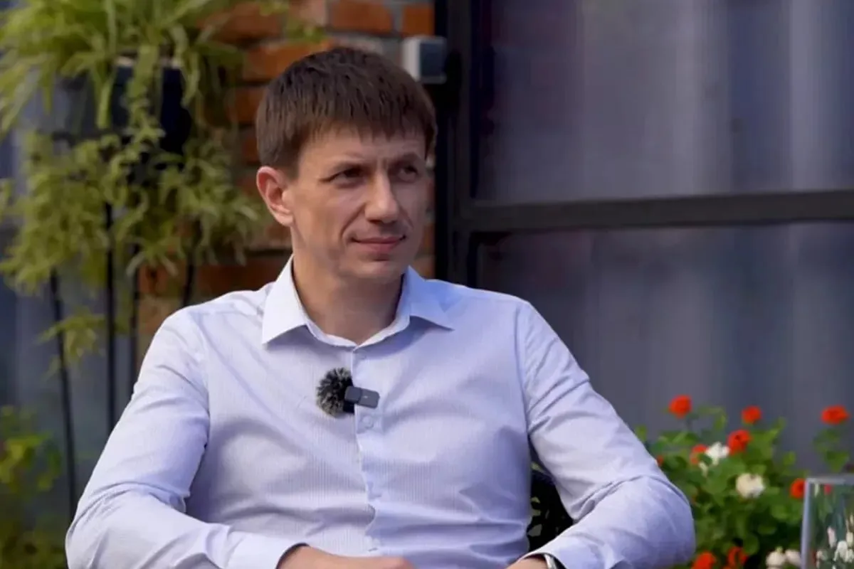 Павел Тычинкин стал новым генеральным директором медиагруппы Кубань 24 Его коллективу представила глава департамента информационной политики Кубани Галина Навазова Тычинкин уроженец Краснодара и выпускник КубГУ по специальности журналистика Он начинал карьеру как корреспондент краевого телеканала Работал советником главы администрации края по СМИ и руководил информационным управлением мэрии Краснодара С 2020 года занимал должность заместителя руководителя департамента информационной политики Кубани kub news ru