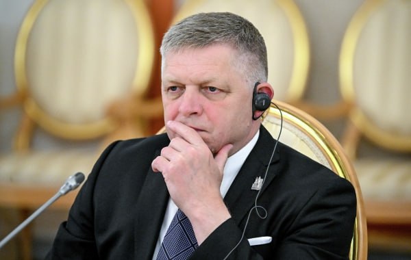 Роберт Фицо заявил, что Словакия в пятницу проголосует за 18 пакет санкций ЕС против России  Продолжать блокировать новые рестрикции против Москвы было бы уже контрпродуктивно в контексте переговоров с Еврокомиссией по энергоресурсам.   Об этом премьер-министр страны сообщил в видеообращении в соцсетях.  «Я даю инструкцию нашим представителям в Европейском союзе освободить дорогу к 18 пакету санкций против России», — отметил он.    Подпишись на «Говорит Москва»