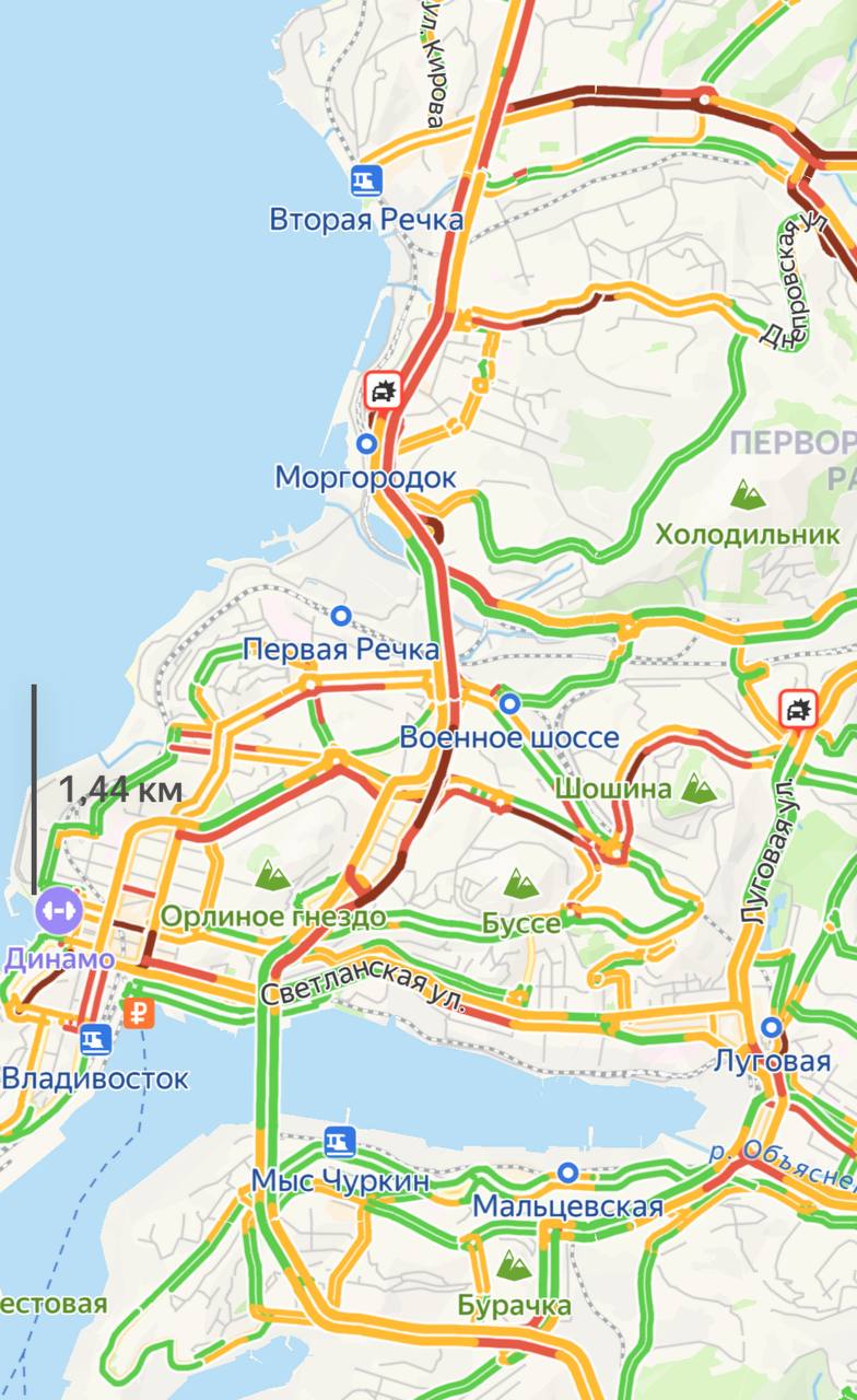 Пробки во Владивостоке на данный момент оцениваются в 8 баллов  Наиболее сильно движение затруднено в центре, на Некрасовской улице и Некрасовском путепроводе, проспекте 100-летия Владивостока, на Русской, Народном проспекте и в пригороде. Сложная обстановка также на объездной трассе Седанка – Патрокл: автомобилям тяжело преодолевать некоторые участки дороги.  Фото: Яндекс карты