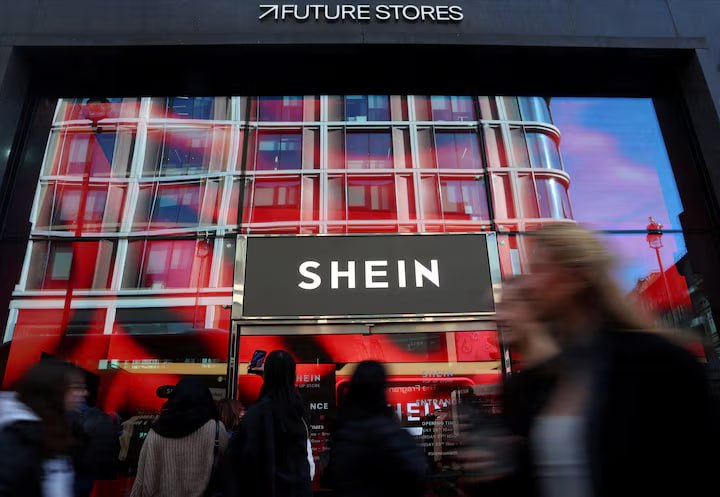 Shein откроет первые магазины во Франции местные ритейлеры против Ритейлер быстрой моды планирует открыть свои первые магазины во Франции в ноябре благодаря соглашению с владельцем универмагов Société des Grands Magasins SGM Формат shop in shop в универмаге BHV в центре Парижа и в пяти универмагах Galeries Lafayette в других городах станет новым шагом для Shein До этого ритейлер открывал только временные pop up магазины по всему миру в основном в маркетинговых целях Президент SGM Фредерик Мерлин заявил что сотрудничество с Shein поможет привлечь в его универмаги более молодую аудиторию Французские ритейлеры выступают против выхода компании на отечественный рынок Они уже столкнулись с трудностями в конкуренции с Zara и H M Несколько французских брендов быстрой моды включая Jennyfer и NafNaf в этом году уже начали процедуры банкротства Подписывайтесь на Fashion Dive