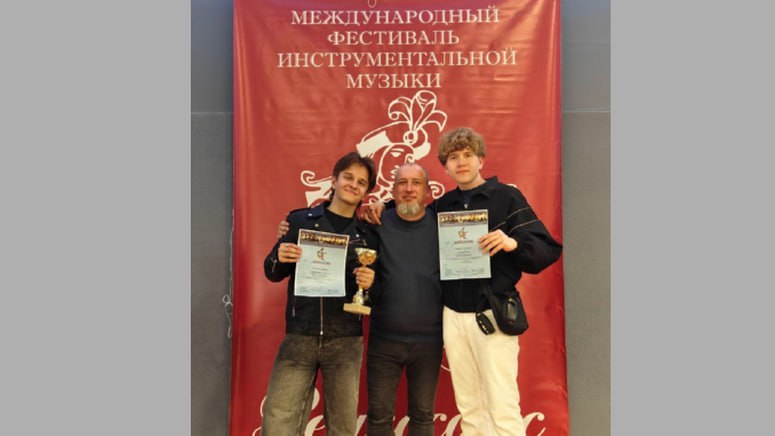 В Гомеле прошел международный конкурс «Ренессанс гитары», в котором приняли участие брянские музыканты. На конкурс съехались виртуозы из России, Китая, Сербии и Греции. Музыкальное состязание проводилось в 6 возрастных категориях и 12 номинациях. В своей возрастной категории с успехом выступили обучающиеся из Образцового детского коллектива Оркестра народных инструментов «Белый город». Лауреатом I степени стал Алексей Владимиров, а лауреатом II степени – Кирилл Изотов. К конкурсу гитаристов готовил их педагог Андрей Тетенчук. Фото: группа Брянского губернаторского ДДЮТ имени Ю.А. Гагарина в соцсети «ВКонтакте».