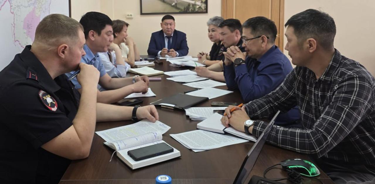 В Минтрансе Якутии провели совещание ради совещания. Удивляет насколько пустыми бывают пресс-релизы наших министерств. Минтранс Якутии наконец-то взялся за наведение порядка в сфере такси, отрапортовав, что по этой теме провели целое межведомственное совещание, куда пригласили представителей Госавтоинспекции, налоговой и миграционной служб, государственного автодорожного надзора и агрегатора такси «Drivее». Не секрет, что машины для такси часто «убитые», водители без лицензий, среди них множество иностранцев, выявляются факты незаконной торговли через такси алкоголем и т.д. Совещание провел целый замминистра Потапов Анатолий. И что же решили в Минтрансе РС Я по результатам этого совещания? Читайте сами Участники встречи пришли к согласию о формировании специальной рабочей группы, которая возьмет на себя реализацию комплекса мер по улучшению ситуации. Все присутствующие выразили уверенность, что сотрудничество между ведомствами и бизнесом позволит повысить безопасность, комфортность и доступность услуг такси для населения. И на это все! PS Провели совещание, чтобы создать рабочую группу, затем проведут совещание, чтобы утвердить положение о рабочей группе, затем проведут совещание, чтобы утвердить план работы рабочей группы, далее проведут совещание чтобы назначить ответственных и утвердить план реализации мероприятий, предусмотренных планом работы рабочей группы…