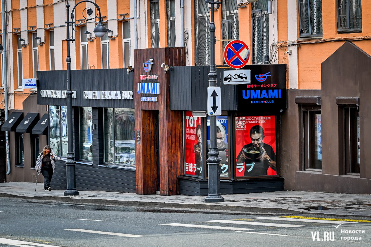 Суд постановил снести пристройку ресторана Umami на Пограничной и освободить тротуар Арбитражный суд Приморского края встал на сторону администрации Владивостока по иску о сносе пристройки к ресторану Umami на Пограничной улице. Много лет она перекрывает тут и без того узкий тротуар, при том что документы на реконструкцию здания в конце 90-х были получены вполне официально. Однако городским властям всё же удалось доказать, что пристройка незаконна, эксперты встали на сторону истца, и суд первой инстанции постановил освободить тротуар. У собственника здания остаётся возможность обжаловать это решение. Подробнее