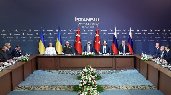 Мединский заявил о важности тщательной подготовки встречи Путина и Зеленского  «Только тогда она имеет смысл», — подчеркнул помощник российского президента, отвечая на вопрос, затрагивалась ли эта тема во время переговоров.  По словам Владимира Мединского, эту позицию российская делегация донесла до украинской.  Ранее Рустем Умеров заявил о желании Владимира Зеленского встретиться с Владимиром Путиным до конца лета. Об этом он рассказал после переговоров, пишут украинские СМИ. По его словам, делегации также обсуждали прекращение огня и освобождение заключённых.    Подпишись на «Говорит Москва»