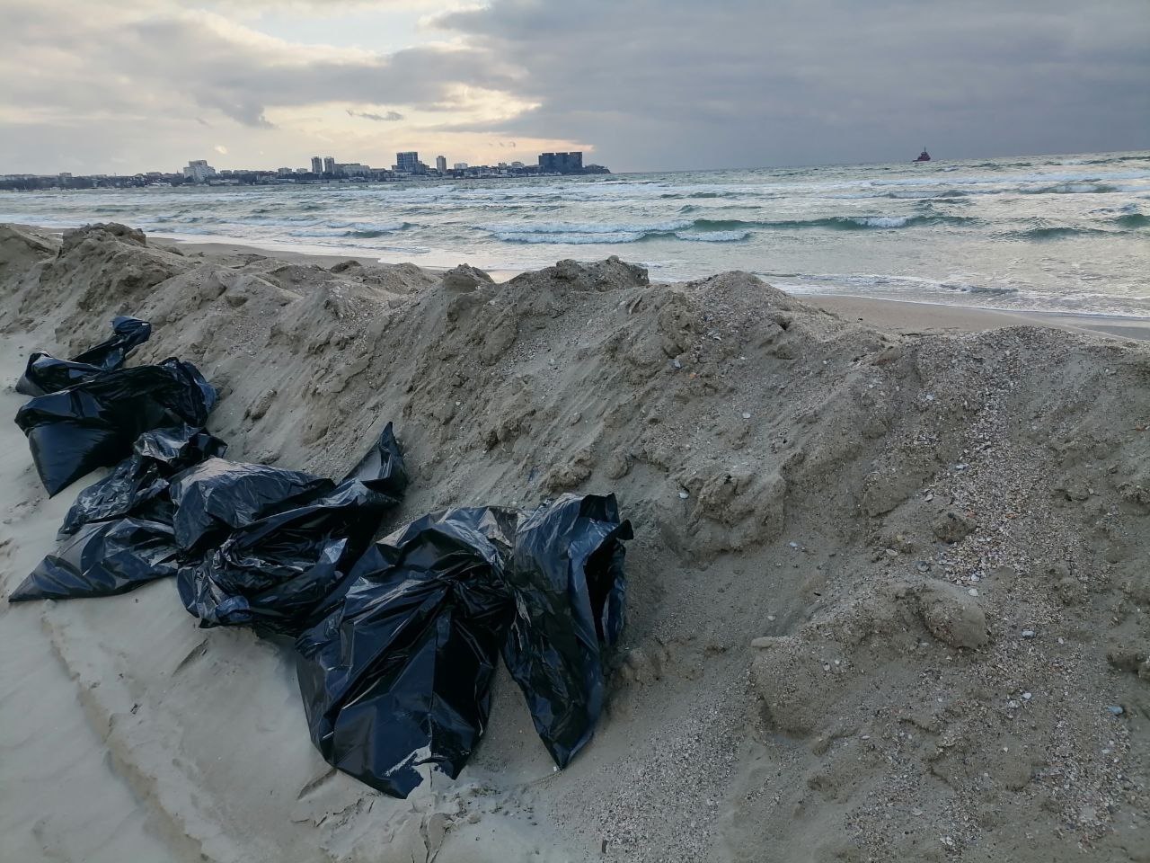 В Анапе снижается токсичность воды, а на многих пляжах уровень загрязнения уже вернулся к предельно допустимой норме. К такому выводу пришли эксперты Субтропического научного центра РАН.  Учёные уточняют: открытые участки побережья очищаются быстрее, а в бухтах загрязнение может сохранятся дольше. Однако положительная динамика есть и там.  Подробнее о состоянии пляжей и морской воды в Анапе рассказываем в материале Profi.Travel.    #анапа #пляжи #мазут