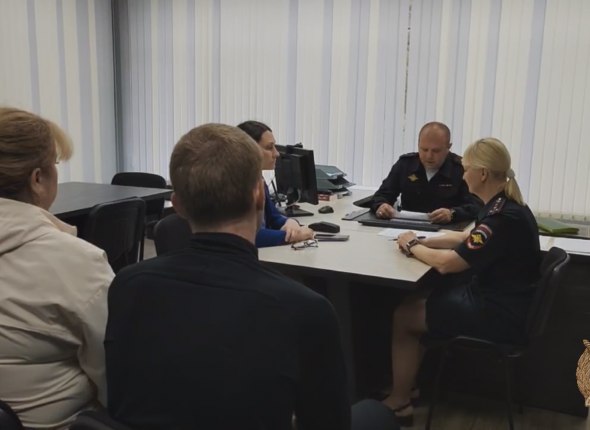 В Вихоревке подросток без прав прокатил друзей на капоте машины и был наказан Маме школьника также выписали штраф за передачу автомобиля несовершеннолетнему ВИДЕО Читать подробнее на сайте...