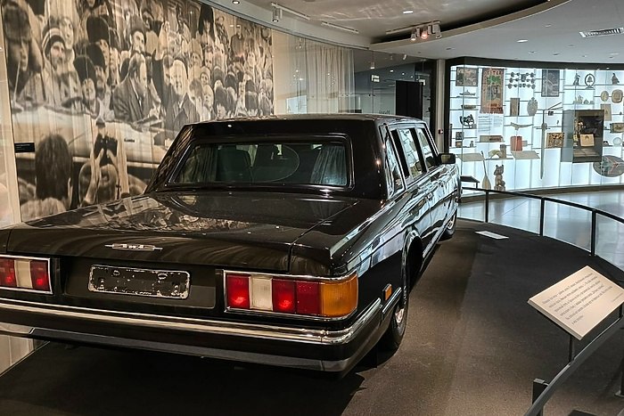 Артем Жога на юбилее Ельцин Центра зачитал поздравление от Владимира Путина Первые лица уральской столицы и региона пришли накануне 25 ноября поздравить Ельцин Центр с 10 летием Президентский центр в этот день посетили полномочный представитель Президента РФ в Уральском федеральном округе Артем Жога губернатор Свердловской области Денис Паслер глава Екатеринбурга Алексей Орлов сообщает Ъ Урал Там открылась выставка 10 лет в Центре посвященная истории Президентского центра Бориса Ельцина По значимому поводу в столицу Урала прилетела и дочь первого президента России Татьяна Юмашева В ходе мероприятия Артем Жога зачитал присутствующим поздравление от Владимира Путина пишет Ъ Урал О том что российский президент поздравил Ельцин Центр с юбилеем сообщили ранее в самом учреждении uralweb ru